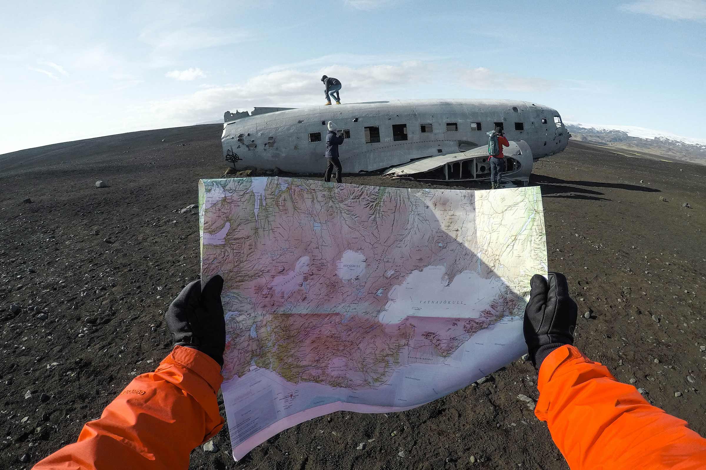 Using a map to find the way after a plane crash. Purpose in times of crisis